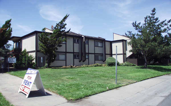 Land Park Villa Apartments in Sacramento, CA - Building Photo - Building Photo