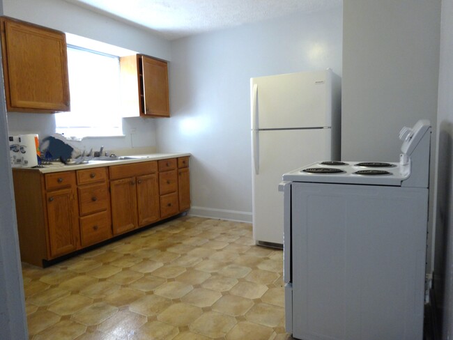 5595 Colerain Ave, Unit Apt 2 First Floor in Cincinnati, OH - Building Photo - Building Photo