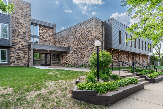 Bridge Walk Condominium in Minneapolis, MN - Building Photo - Building Photo
