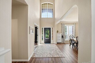 711 Midway Crest in San Antonio, TX - Building Photo - Building Photo