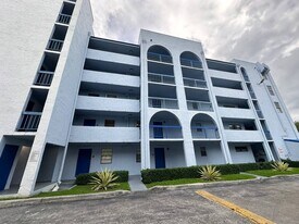 9440 Fontainebleau Blvd in Miami, FL - Building Photo