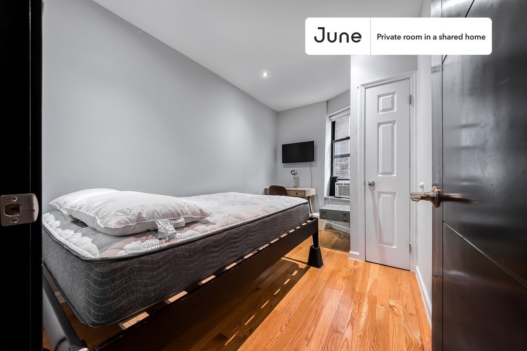 Private bedroom in 3 bed/1 bath Home in New York, NY - Building Photo