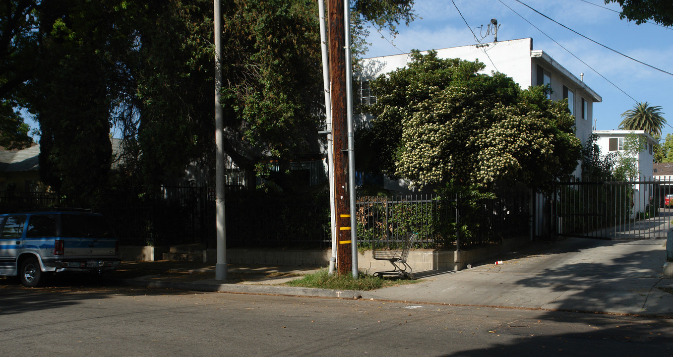 885 N Summit Ave in Pasadena, CA - Foto de edificio