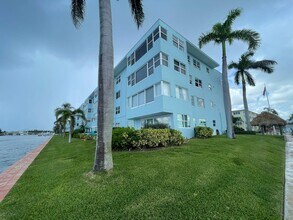 2772 NE 30th Ave in Lighthouse Point, FL - Foto de edificio - Building Photo