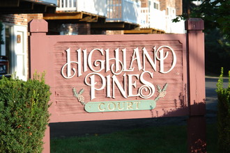 Highland Pines Court Apartments in Pittsburgh, PA - Foto de edificio - Building Photo