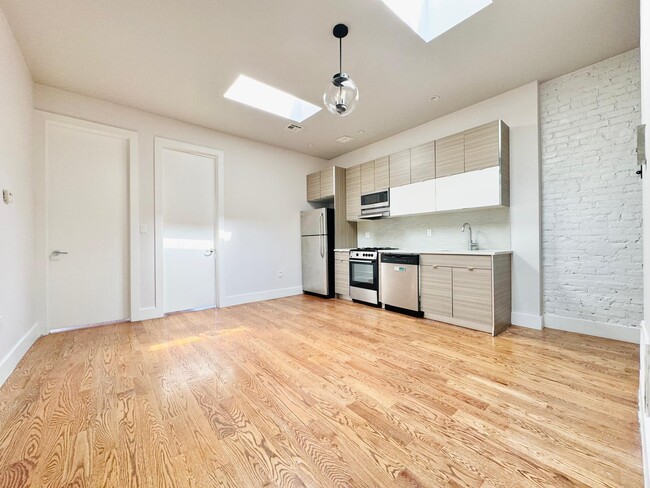 Furnished room/NOT APARTMENT in Brooklyn, NY - Building Photo - Building Photo