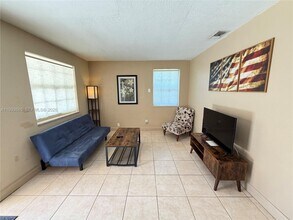 212 SW 2nd Terrace in Dania Beach, FL - Building Photo - Building Photo