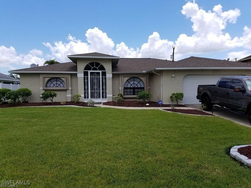 3617 SE 3rd Ave in Cape Coral, FL - Foto de edificio