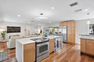 2837 NE 17th Ave in Wilton Manors, FL - Building Photo - Building Photo