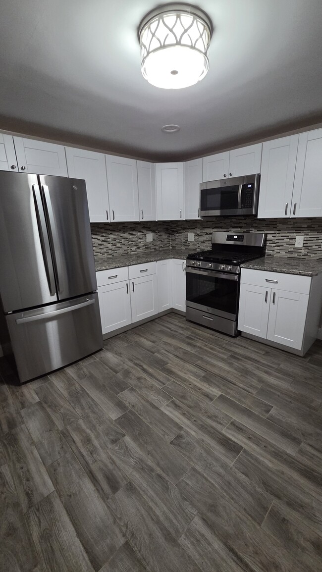 241 Jackson Ave, Unit 241 Jackson in Stratford, CT - Building Photo - Building Photo