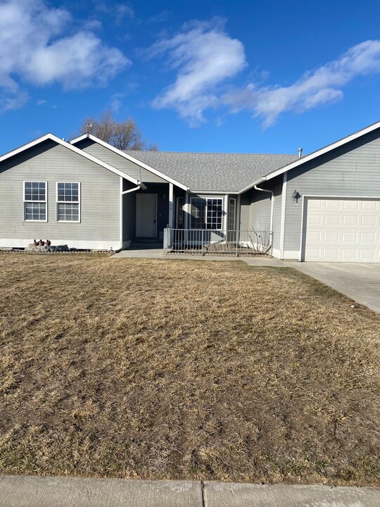 1350 E Sandpiper Cir in Moses Lake, WA - Building Photo