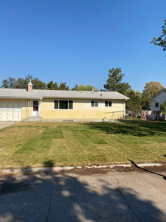 2216 S 8th St W in Missoula, MT - Building Photo
