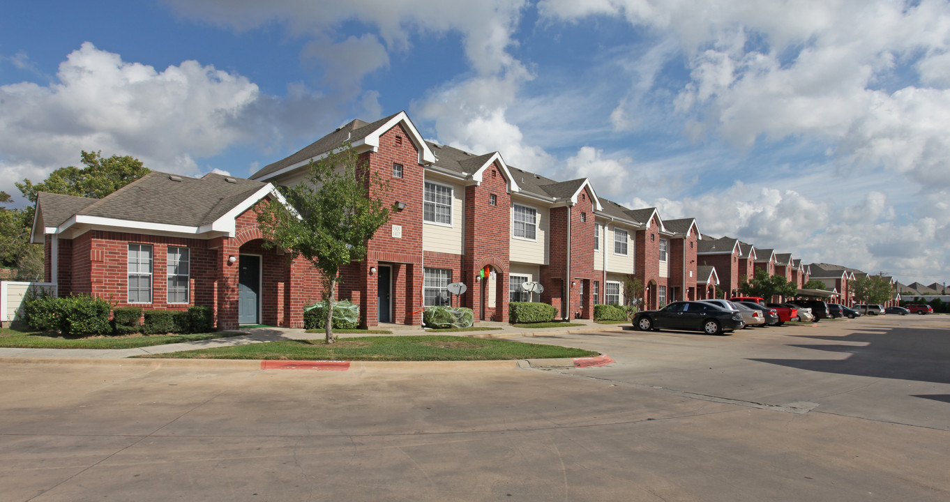 Plum Creek Apartments in Houston, TX - Building Photo