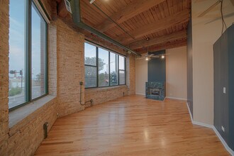 2222 W Diversey Ave, Unit 214 in Chicago, IL - Building Photo - Building Photo
