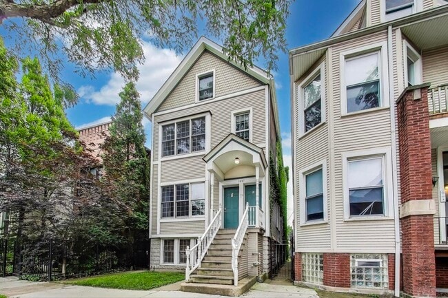 property at 1437 W Oakdale Ave