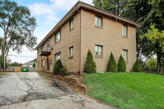 827 S 84th St, Unit 3 in West Allis, WI - Foto de edificio - Building Photo