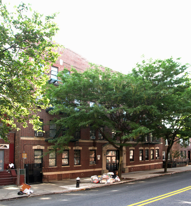 669 Ralph Ave in Brooklyn, NY - Foto de edificio - Building Photo