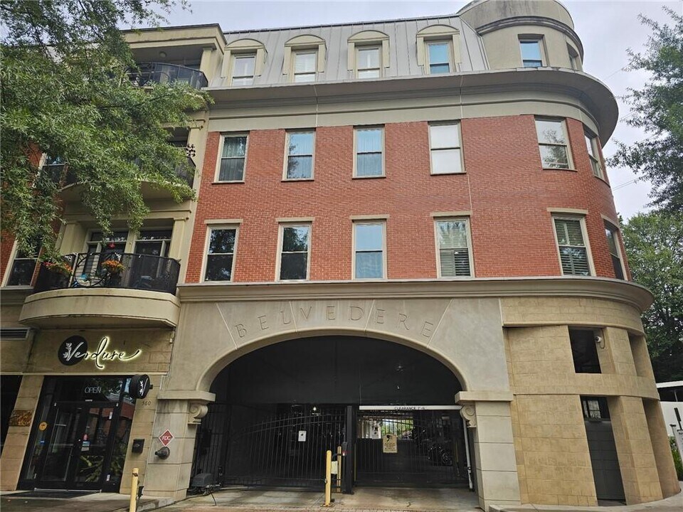 560 Dutch Valley Rd NE in Atlanta, GA - Building Photo
