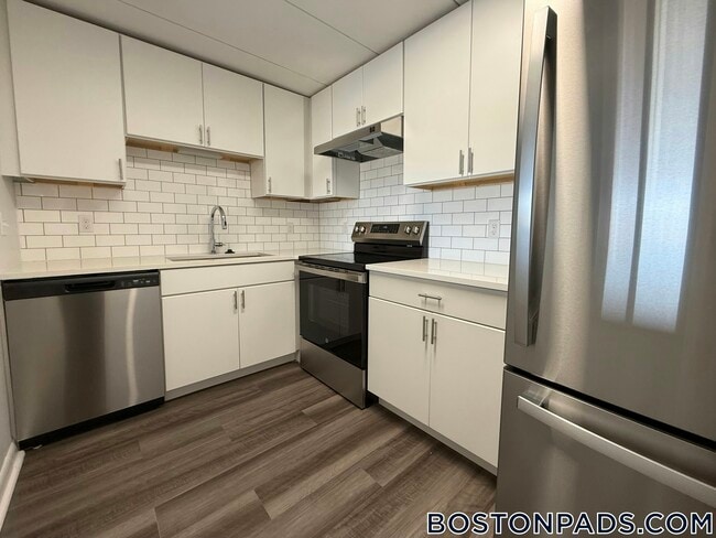 53 Hill Rd in Belmont, MA - Foto de edificio - Building Photo