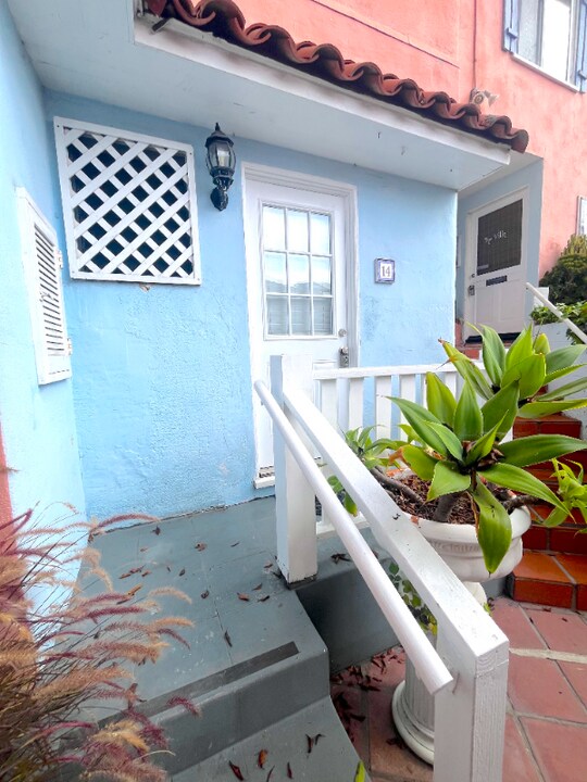 212 N Coast Hwy in Laguna Beach, CA - Building Photo