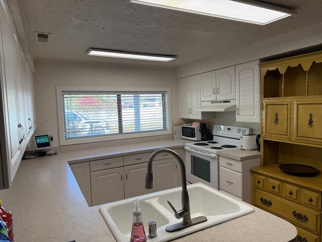 412 W Alpha St in Roseburg, OR - Building Photo - Building Photo