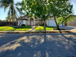 109 Barcelona Dr in Lemoore, CA - Building Photo - Building Photo