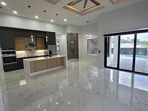 327 NE 9th St in Cape Coral, FL - Building Photo - Building Photo