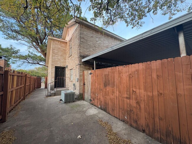 2002 Minnie Dr in Arlington, TX - Foto de edificio - Building Photo