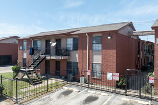 Live Oak Hills Courthomes Apartments