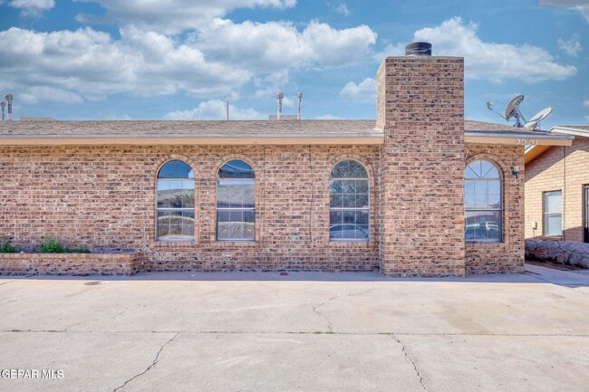 property at 3551 E Glen Dr