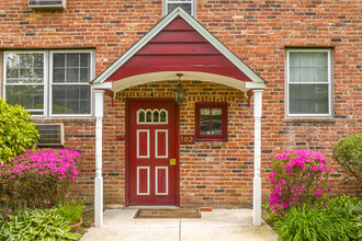 Coach House in Bryn Mawr, PA - Building Photo - Building Photo