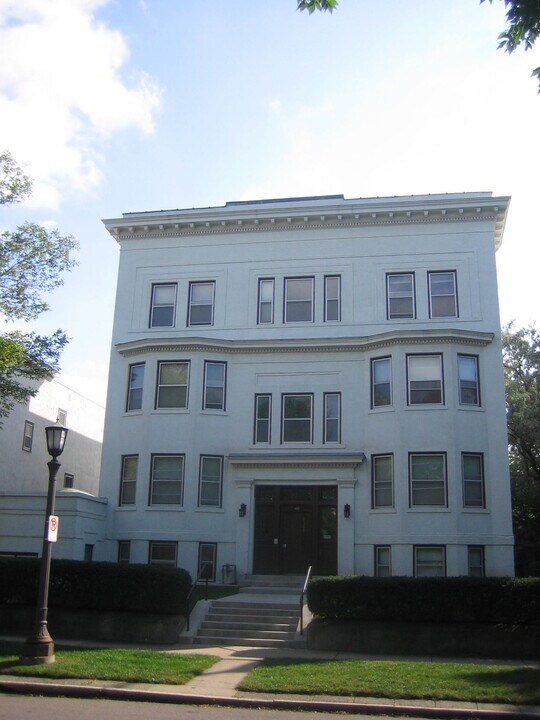 590 Holly Ave in St. Paul, MN - Building Photo