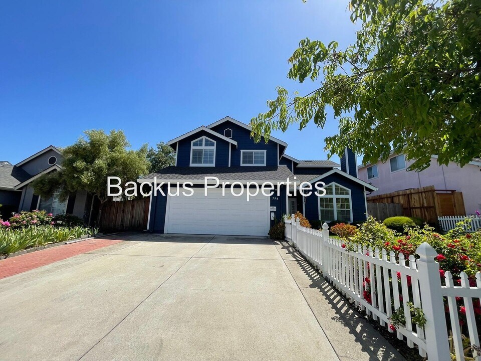 794 Danbury St in Salinas, CA - Building Photo