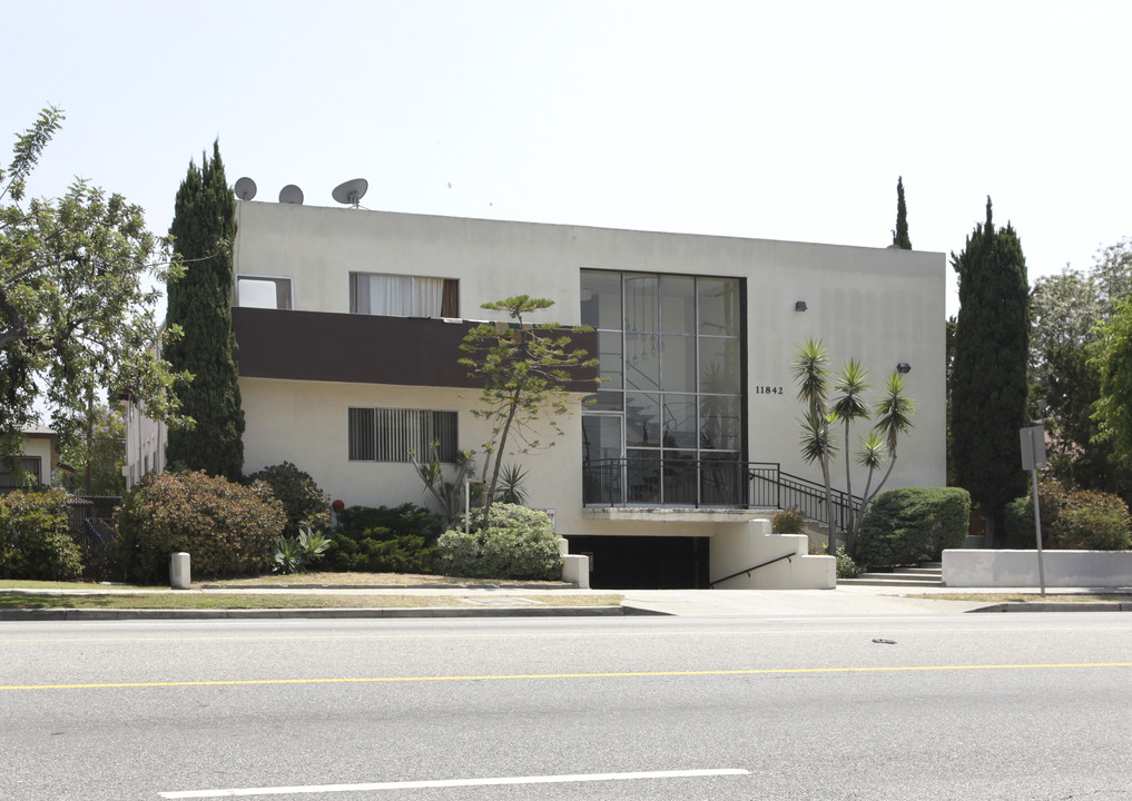 11842 Victory Blvd in North Hollywood, CA - Building Photo