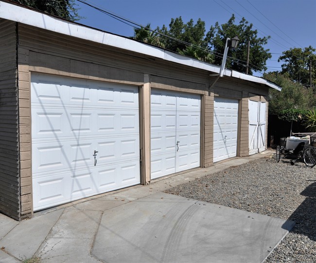 Miranda Apartments in Turlock, CA - Foto de edificio - Building Photo