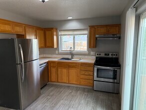 5623 SE 84th Ave in Portland, OR - Building Photo - Building Photo