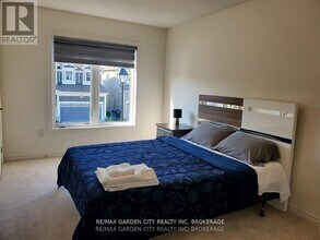 8 Hills Thistle Dr in Wasaga Beach, ON - Building Photo - Building Photo