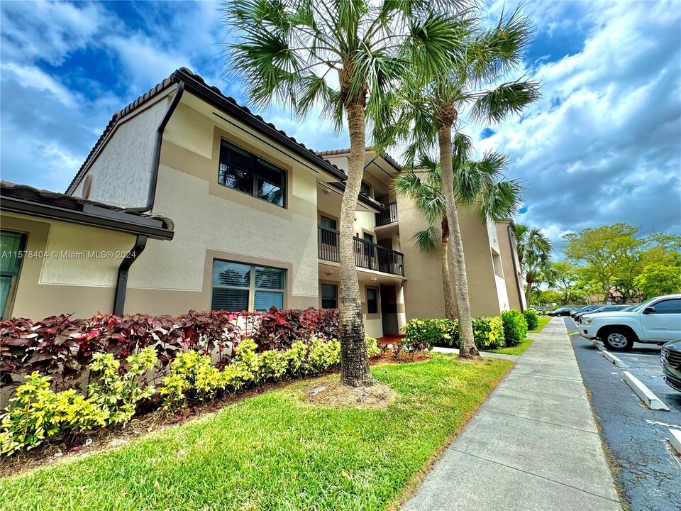 9917 Nob Hill Ct, Unit 9917 in Sunrise, FL - Foto de edificio