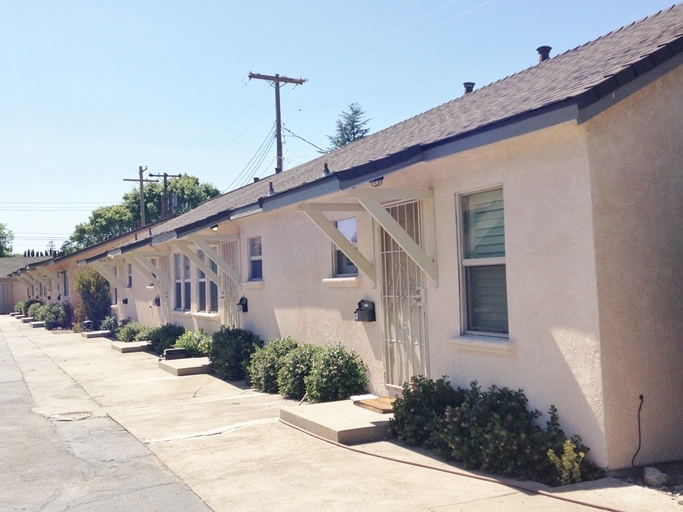 321 S Fairmont Ave in Lodi, CA - Building Photo