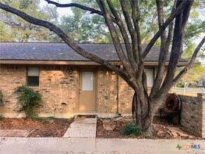 624 E Elm St in Seguin, TX - Building Photo - Building Photo