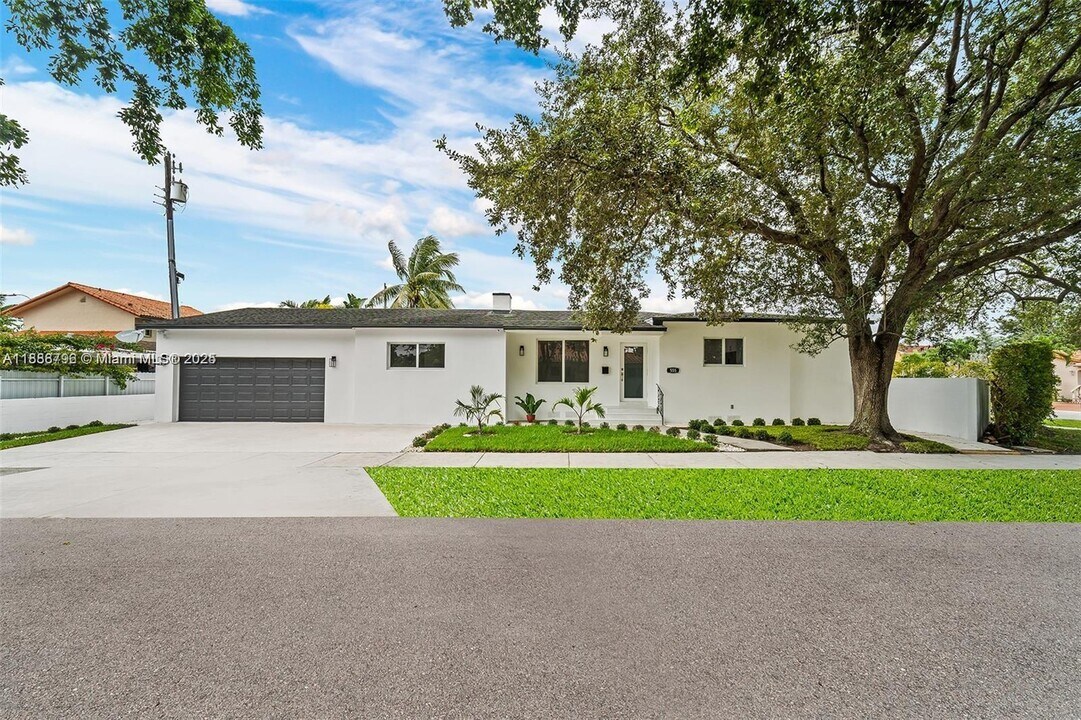 555 SW 51st Ave in Coral Gables, FL - Building Photo