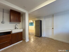 547 Laurel St in East Haven, CT - Building Photo - Building Photo