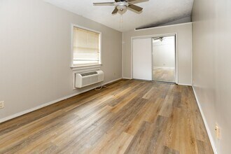 1410 Dillon Dr in Normal, IL - Building Photo - Building Photo