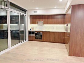 1 Concord Cityplace Wy in Toronto, ON - Building Photo