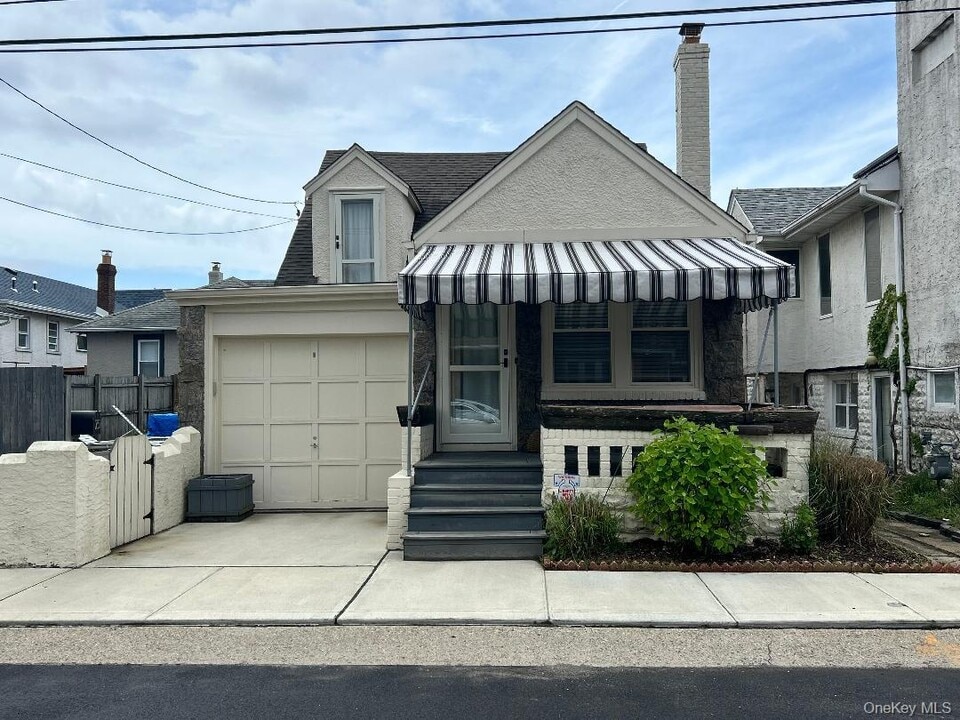 75 Mohawk Ave in East Atlantic Beach, NY - Building Photo