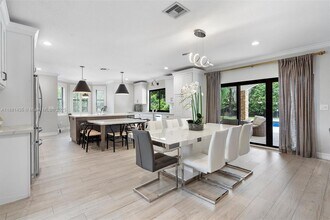 12001 NW 5th St in Miami, FL - Building Photo - Building Photo