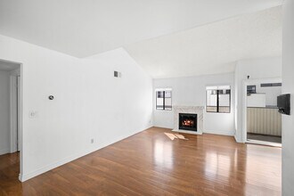 10475 Newhome Ave in Sunland, CA - Foto de edificio - Building Photo