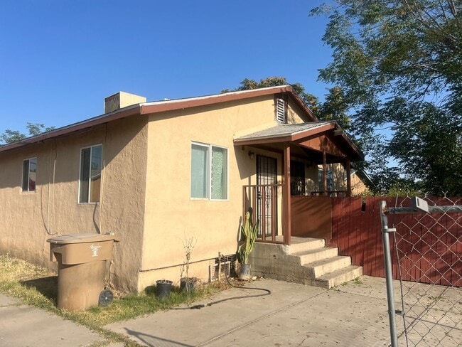 109 Augusta St in Bakersfield, CA - Foto de edificio - Building Photo