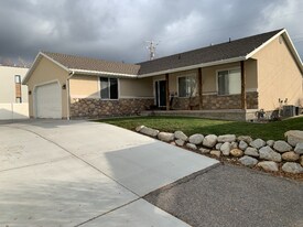 1642 East Fort Union Blvd in Cottonwood Heights, UT - Building Photo