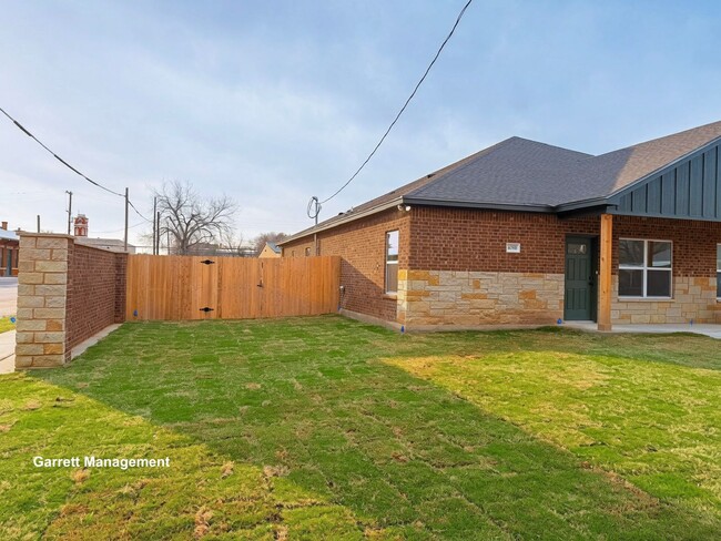 408 E 1st St in Lampasas, TX - Building Photo - Building Photo